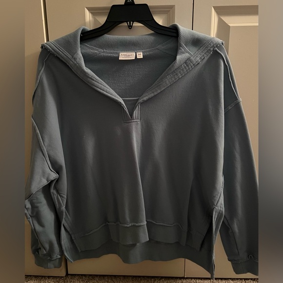 torrid Tops - EUC Fleece V-Neck Sweatshirt. Size 00.